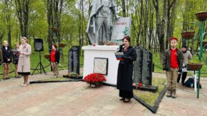 Подробнее о статье Торжественное возложение цветов и венков у мемориала «Воин в раздумье» д.Крюково м.о.Чехов.