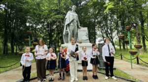 Подробнее о статье Возложение цветов к мемориалу памяти «Воин в раздумье» д.Крюково.